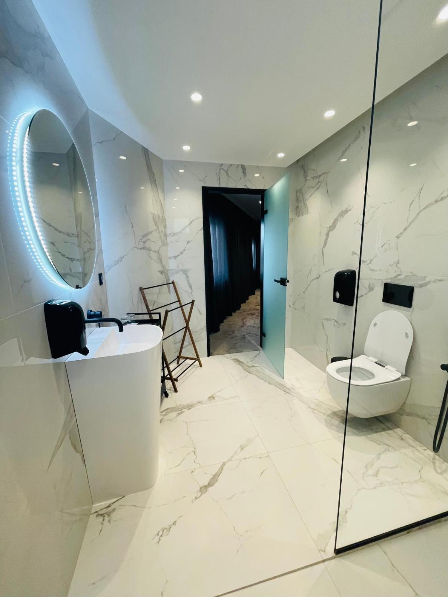 Lotus Luxury Rooms Varna Exteriör bild