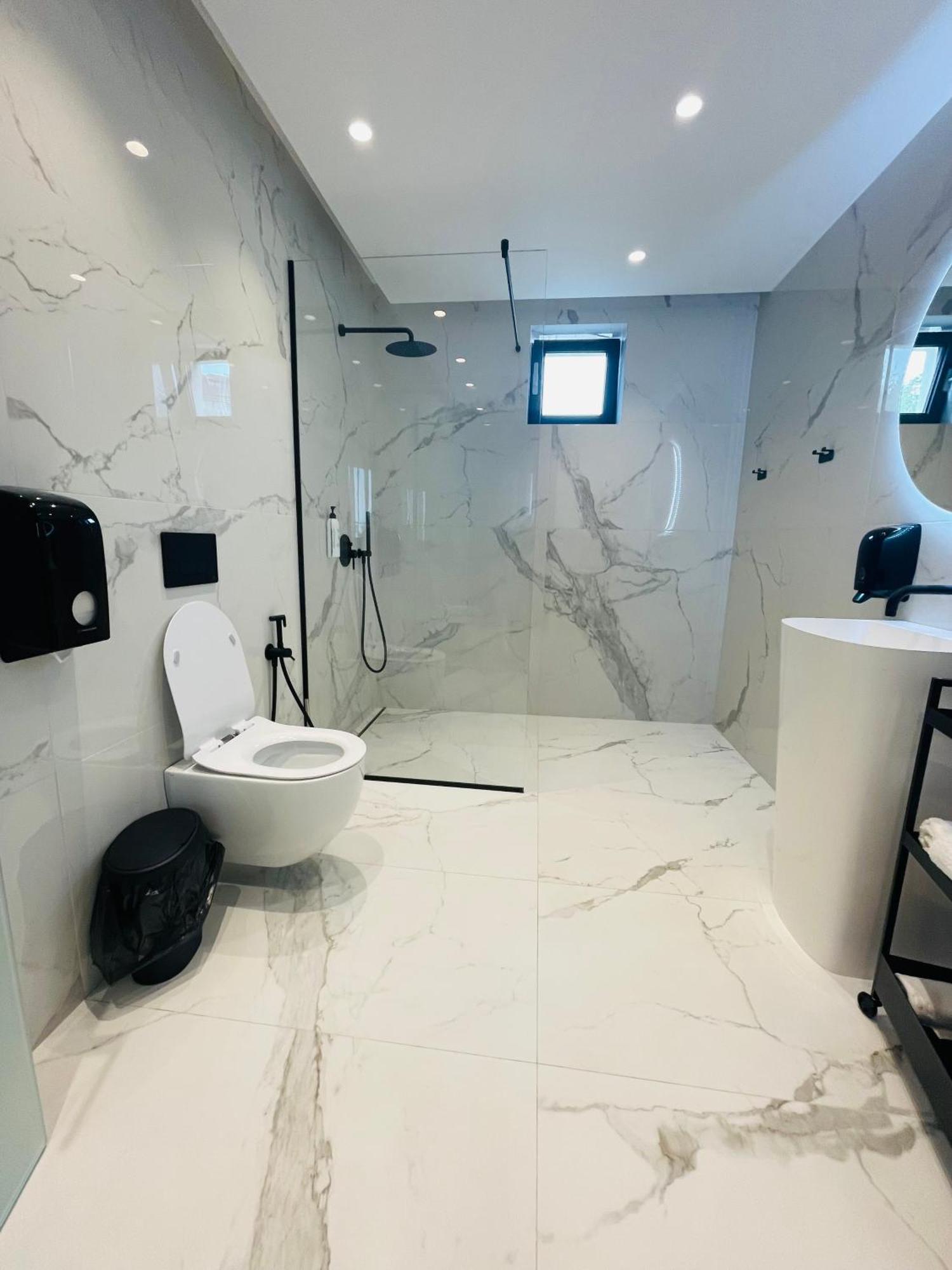 Lotus Luxury Rooms Varna Exteriör bild