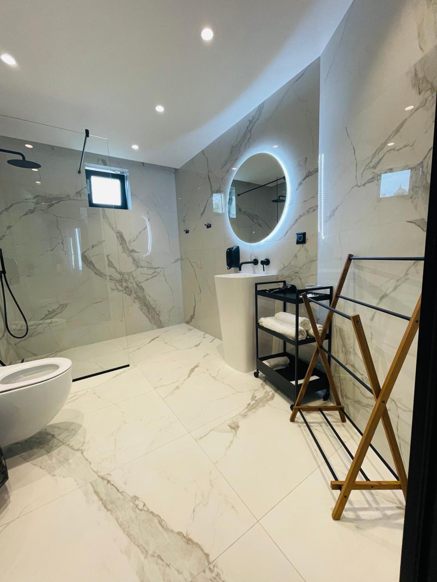 Lotus Luxury Rooms Varna Exteriör bild